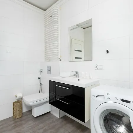 Cosy With Parking & Balcony By Renters *