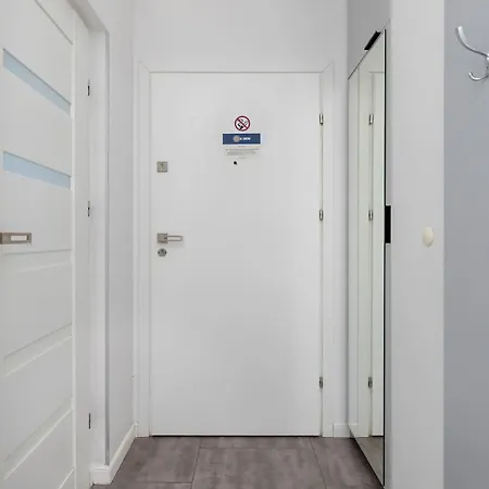 Cosy With Parking & Balcony By Renters سوبوت